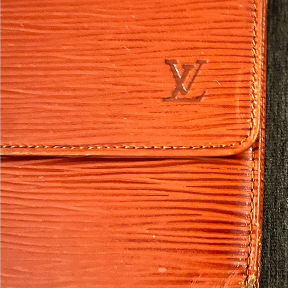 Vintage authentic Louis Vuitton Epi leather wallet - Picture 7 of 9